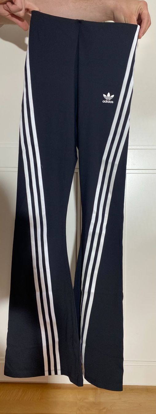 Leggings: schwarze Adidas Legings mit Flaredcut, Gr.S – Usato da Roches BE venduto da Lil_266