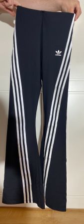 schwarze Adidas Legings mit Flaredcut, Gr.S