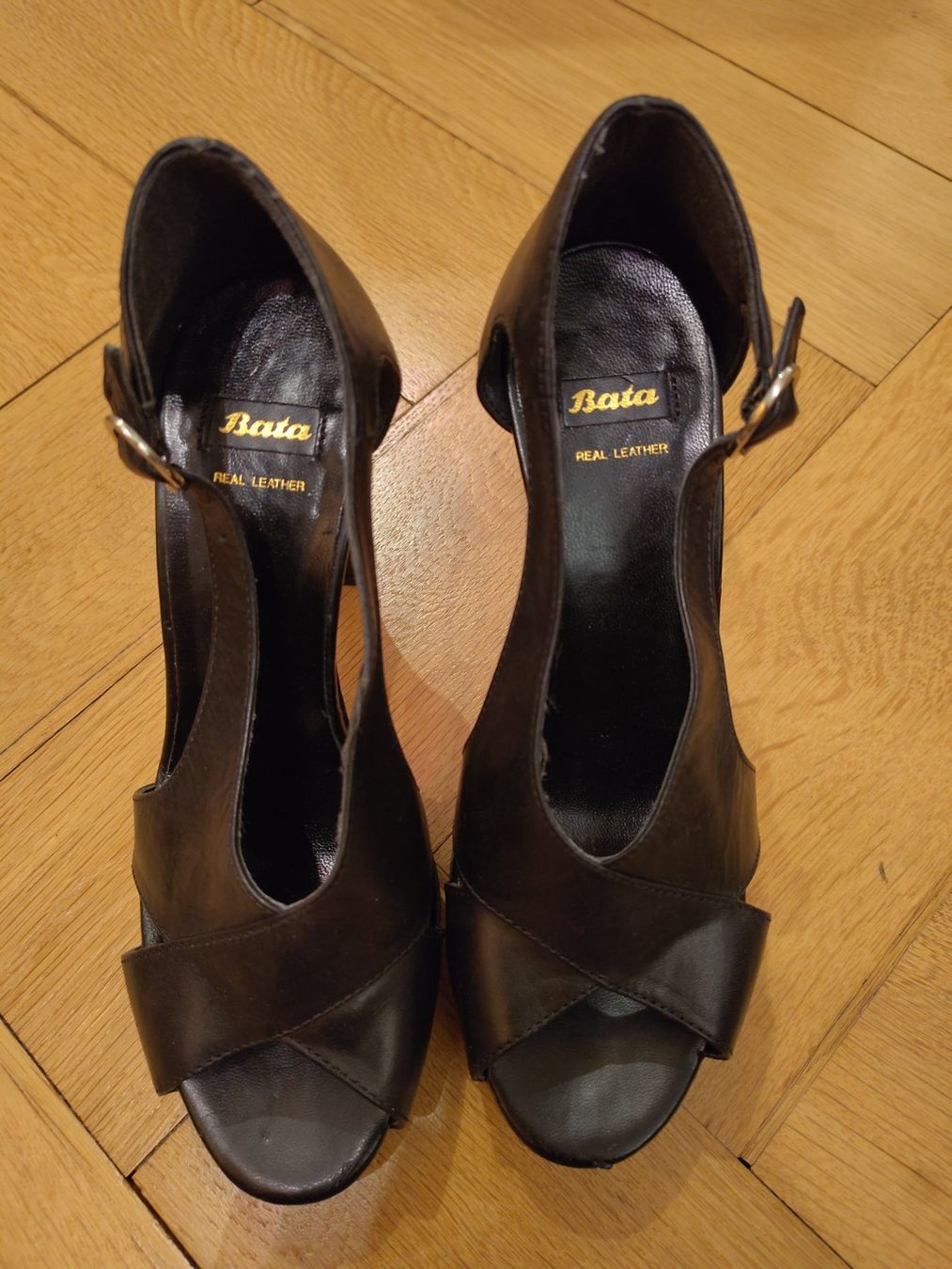 Damenschuhe: Sandalen mit Absatz – Gebraucht aus Bern von Linii
