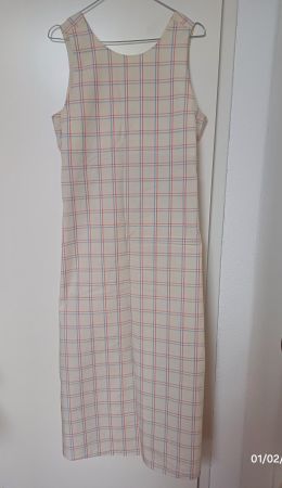 Langes Kleid mit Detail auf der Rückseite - Marke: MNG - L