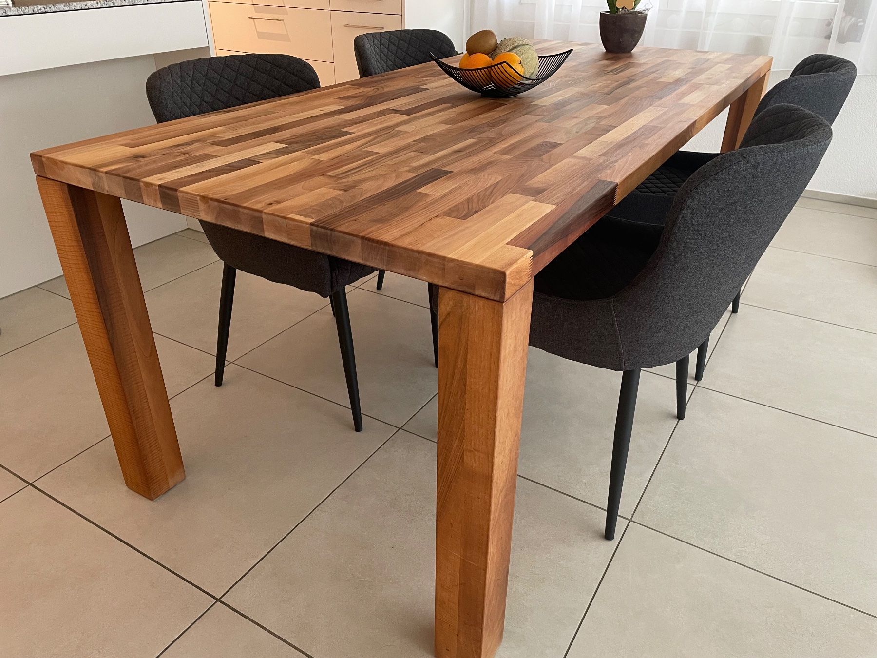 Tavoli: Massiver Esstisch, Nussbaum - 200x90cm – Usato da Marthalen venduto da ironh1tsch 1
