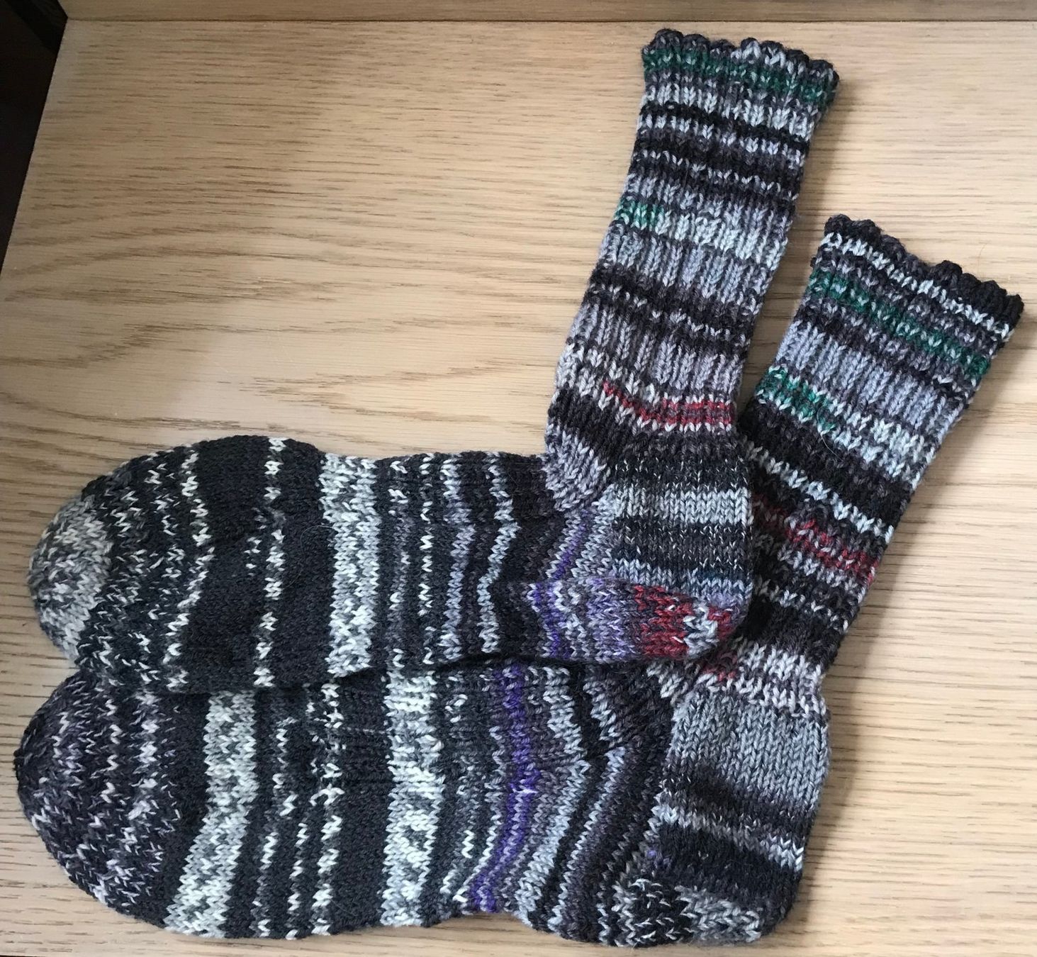 Socken: Gestrickte Herrensocken  NEU   Grösse  44/45 – Neu (gemäss Beschreibung) aus Huttwil von Sommerhaus
