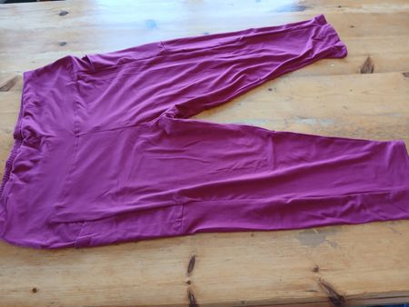 1 pantalon court.Neuf.Taille 1 xl