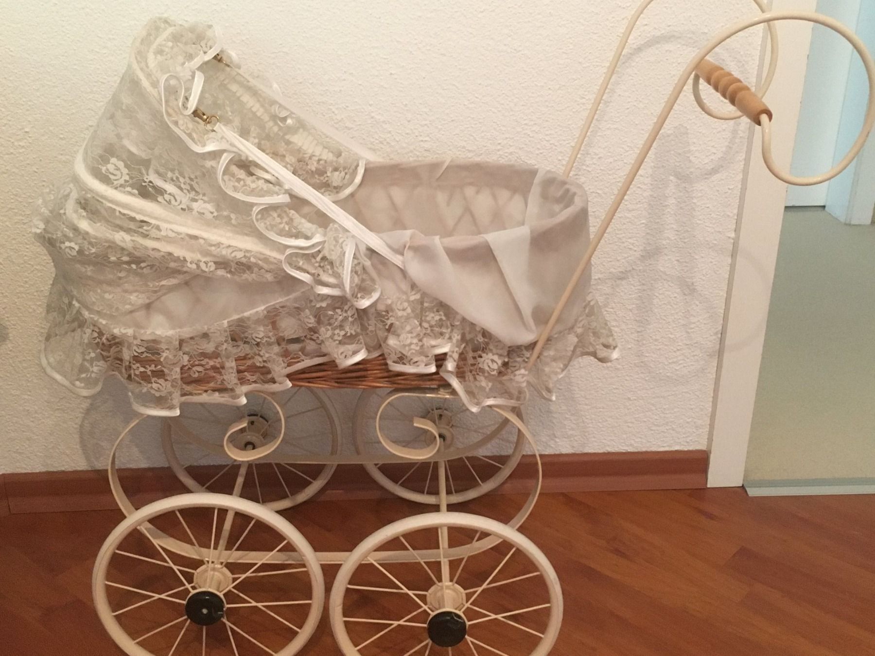 Carrozzine per bambole: Alter wunderschöner Puppenwagen – Usato da Endingen venduto da Jilly-Lilly 1
