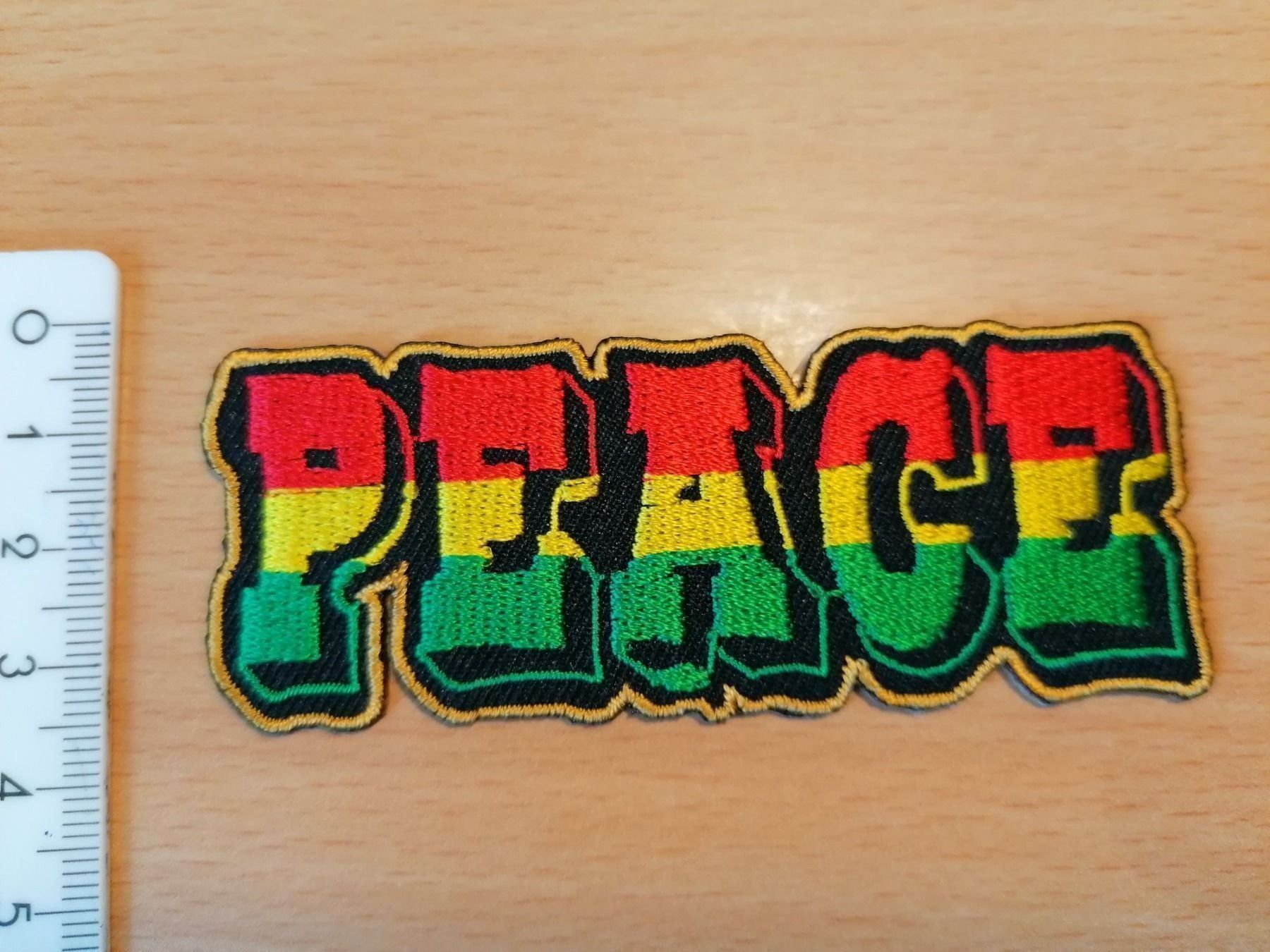 Toppe: Aufnäher PEACE rot-gelb-grün – Nuovo (secondo la descrizione) da Muri AG venduto da goodmood17 2