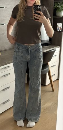 Helle Jeans mit Sternen