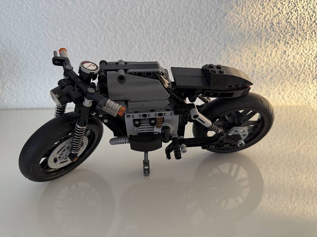 Baukästen: LEGO Technic Motorrad  Café Racer  – Gebraucht aus Beckenried von den_cl7n