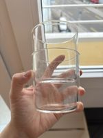 2 schlichte Gläser mit feinem Blumenmuster