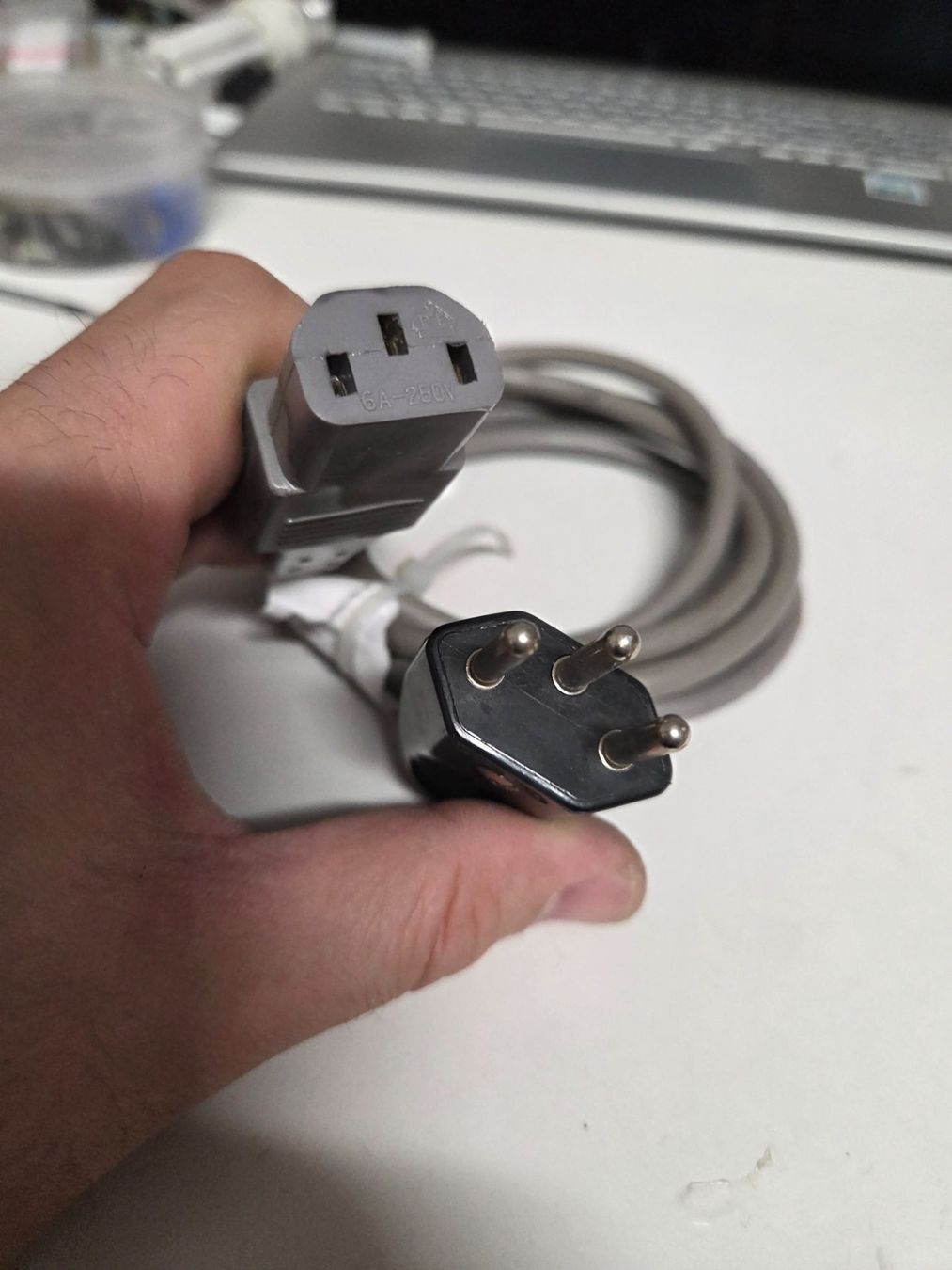 Cavi: Netzkabel C13 1.4m T12 Anschlusskabel – Usato da Zürich venduto da eymen20 1