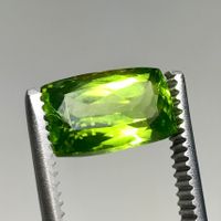 top Peridot Edelstein, 4.55 Karat, Cushion, mit Zertifikat