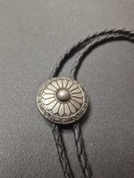 13) Bolo-Tie Westernkrawatte Concho Sonne Silber Neu