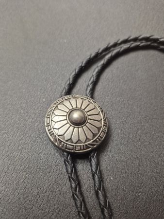 13) Bolo-Tie Westernkrawatte Concho Sonne Silber Neu