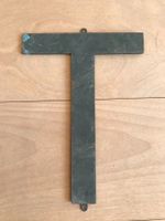 Alter Fassadebuchstaben T / Buchstabe