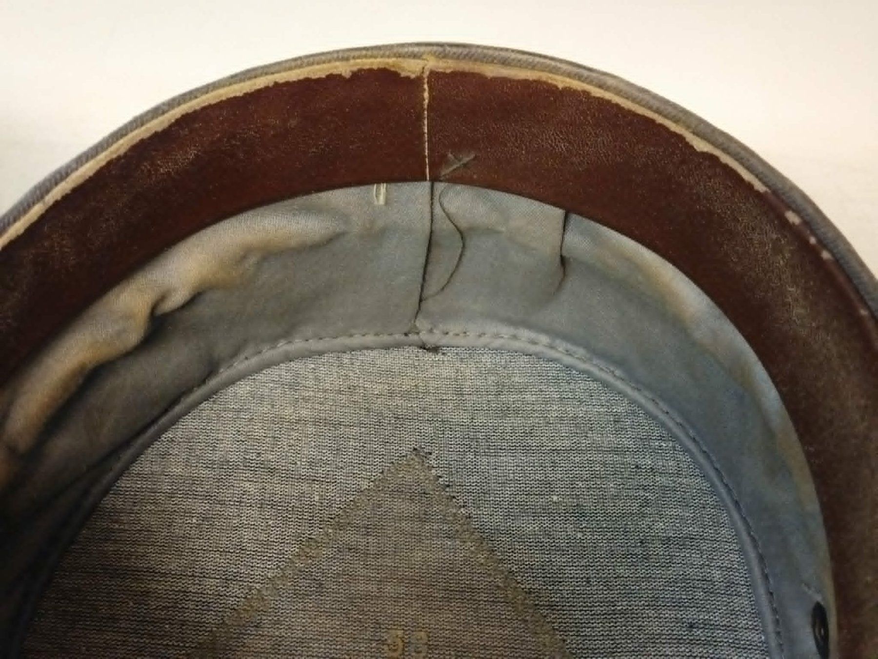 Copricapi, berretti & cappellini: 2 X Chapeau de facteur – Usato da La Chaux-de-Fonds venduto da Emmaus2300CDF 9