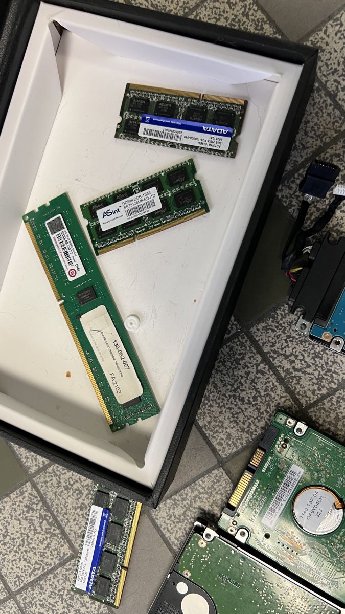 Dischi rigidi: Lot de RAM et disques durs divers – Usato da Genève venduto da Leboucheoreilles 8
