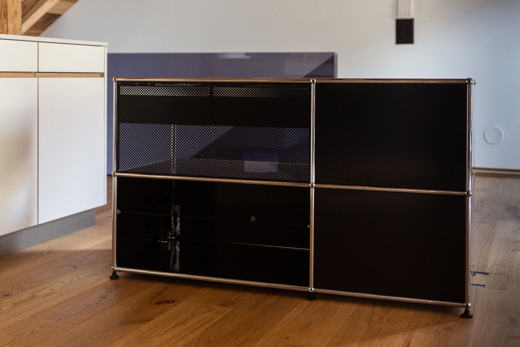 Cassettiere: USM Haller Sideboard schwarz mit Glas und Schubladen – Usato da Samnaun Dorf venduto da theozegg 3