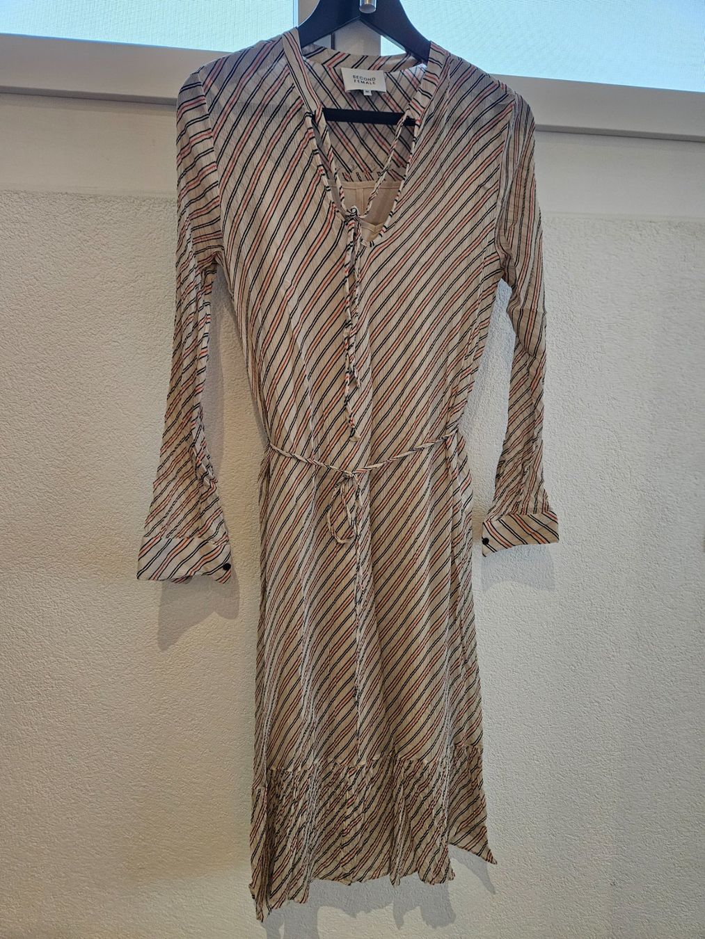 Vestiti: Second Female Kleid Gr. M beige gestreift – Usato da Seengen venduto da babawid