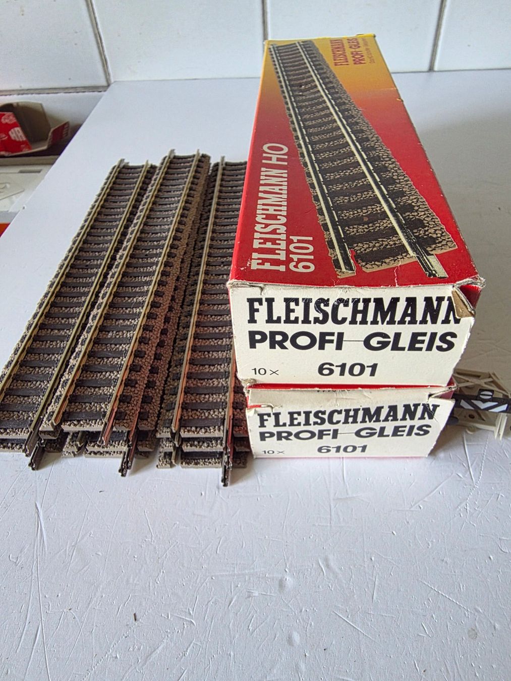 Fleischmann Trains électriques: 30 Stück gerade, Fleischmann Profi Gleis 6101 + 1 Prellbock – D'occasion à Seuzach par Loeckeli01