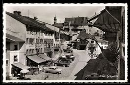 AK Gruyères, Hotel, Place du village avec maisons anciennes 