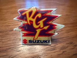 Anstecknadel Suzuki RGV Logo gebraucht guter Zustand
