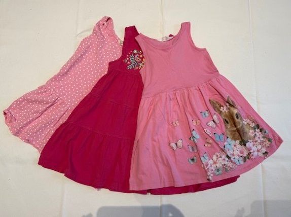 Lotti & Set di vestiti: 3 süsse Sommerkleider Gr. 110 – Usato da Lenggenwil venduto da Reto888