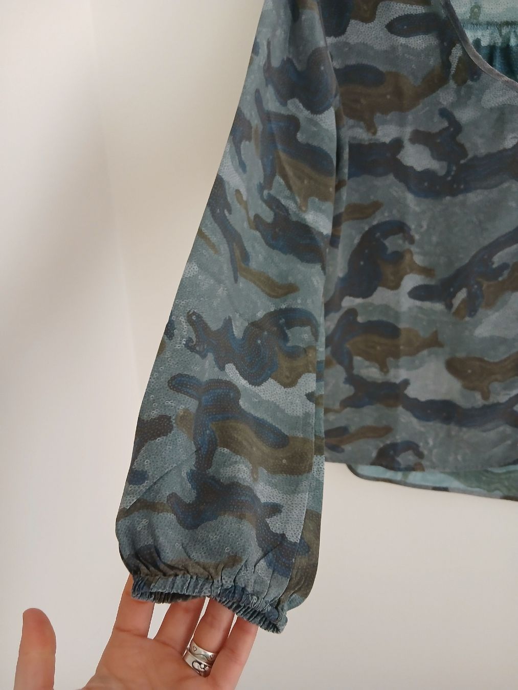 Camicette: IVI silk blouse army pattern size S – Nuovo (secondo la descrizione) da Wil SG venduto da tre_g2l7 1