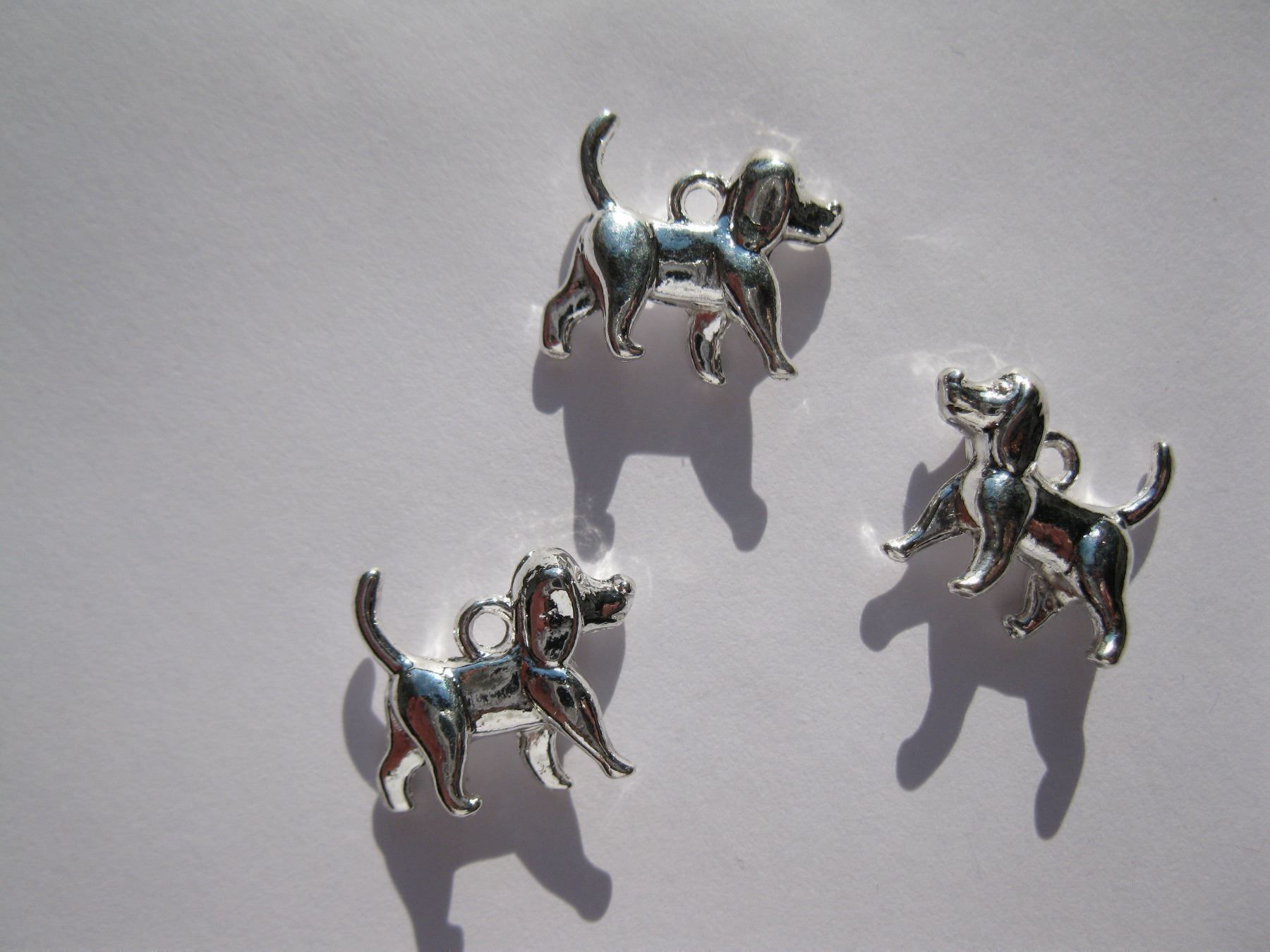 Perle (finte): Anhänger Hund, 3D, versilbert – Nuovo e nell'imballaggio originale da St. Margarethen TG venduto da LuanaKa