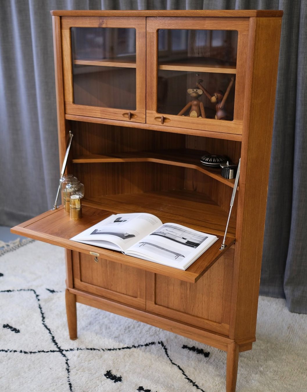 Cassettiere: Danish Corner Cabinet by H. W. Klein for Bramin, Denmark – Usato da Bern venduto da Zmodern_VIN 1