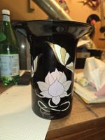 Schwarze Bodenvase, 22cm hoch, mit Lotusblüte, Vintage (D)