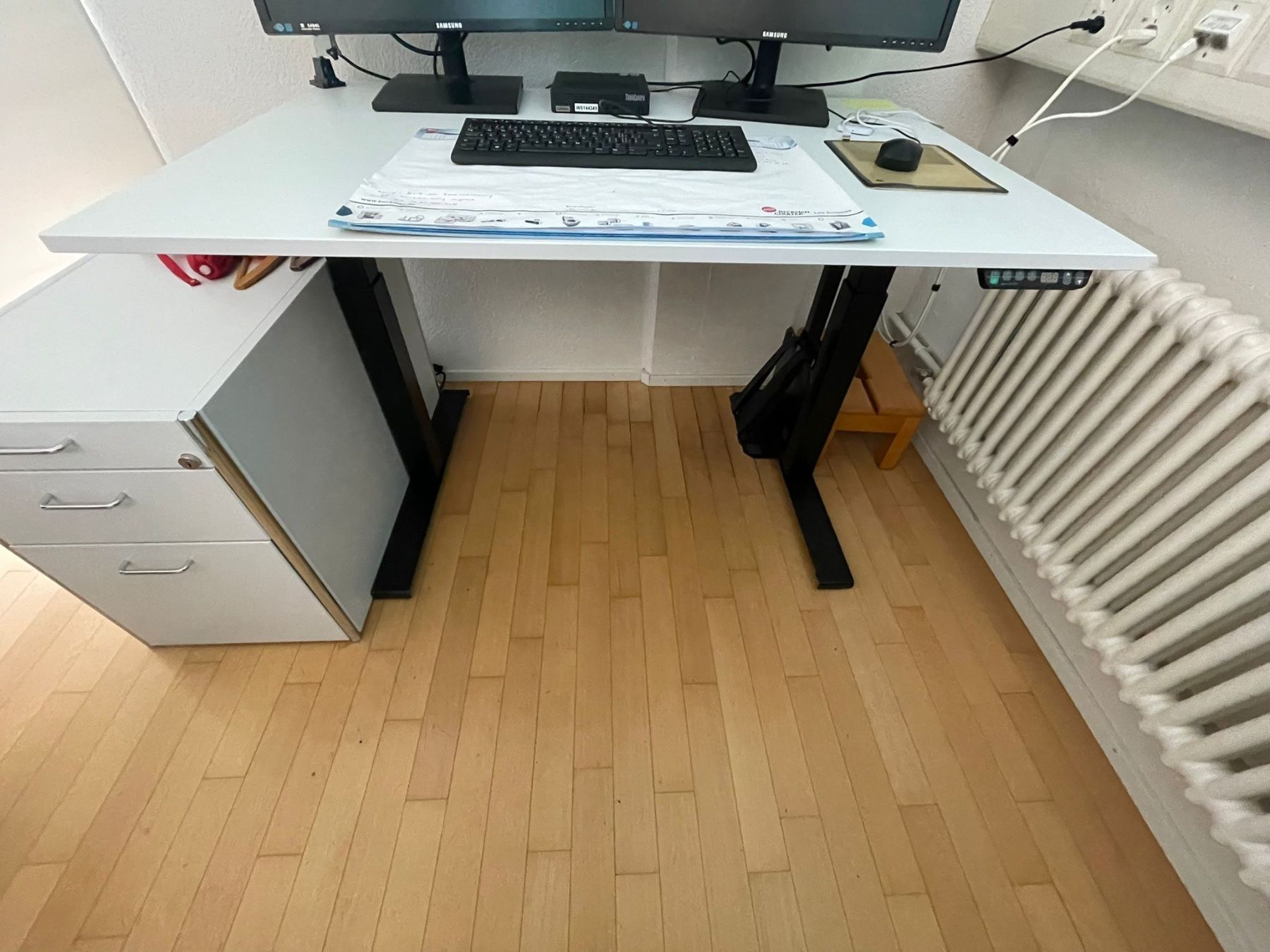 Scrivanie: plain'desk Sitz-Stehtisch elektrisch höhenverstellbar – Usato da Zürich venduto da neumaka 2