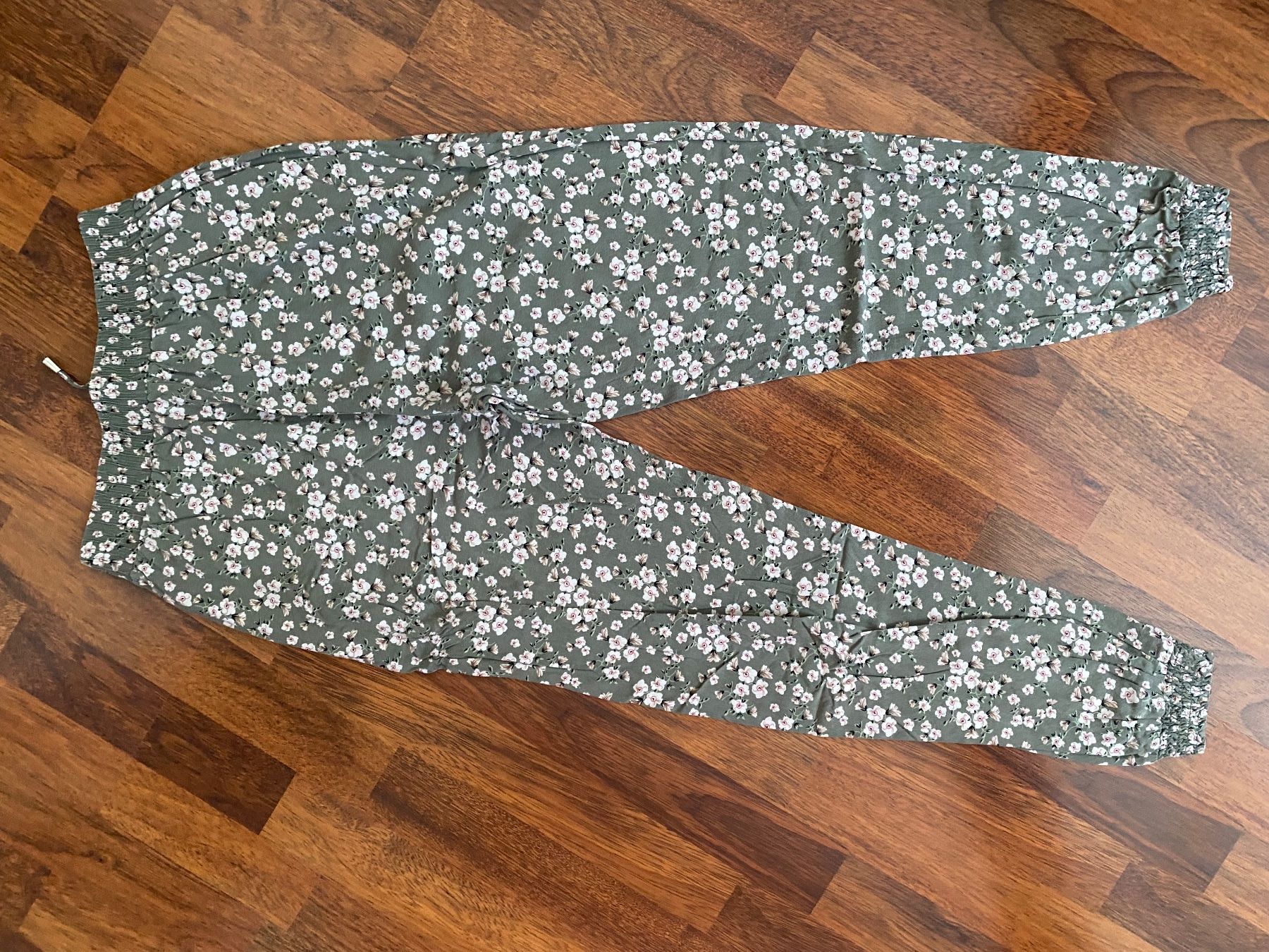 Hosen: Grüne Sommerhose mit Blumenmuster, Grösse 36 – Gebraucht aus Stadel b. Niederglatt von sandart 1
