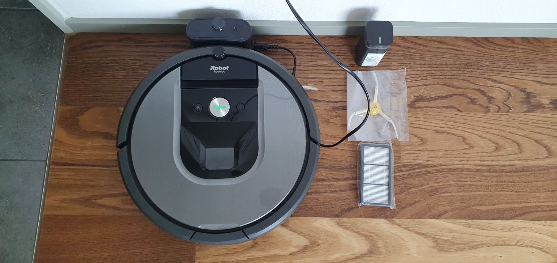 Irobot Staubsauger & Zubehör: iRobot Roomba Staubsauger Roboter + Accessories Blackfriday. – Gebraucht aus Zürich von Leica.C89
