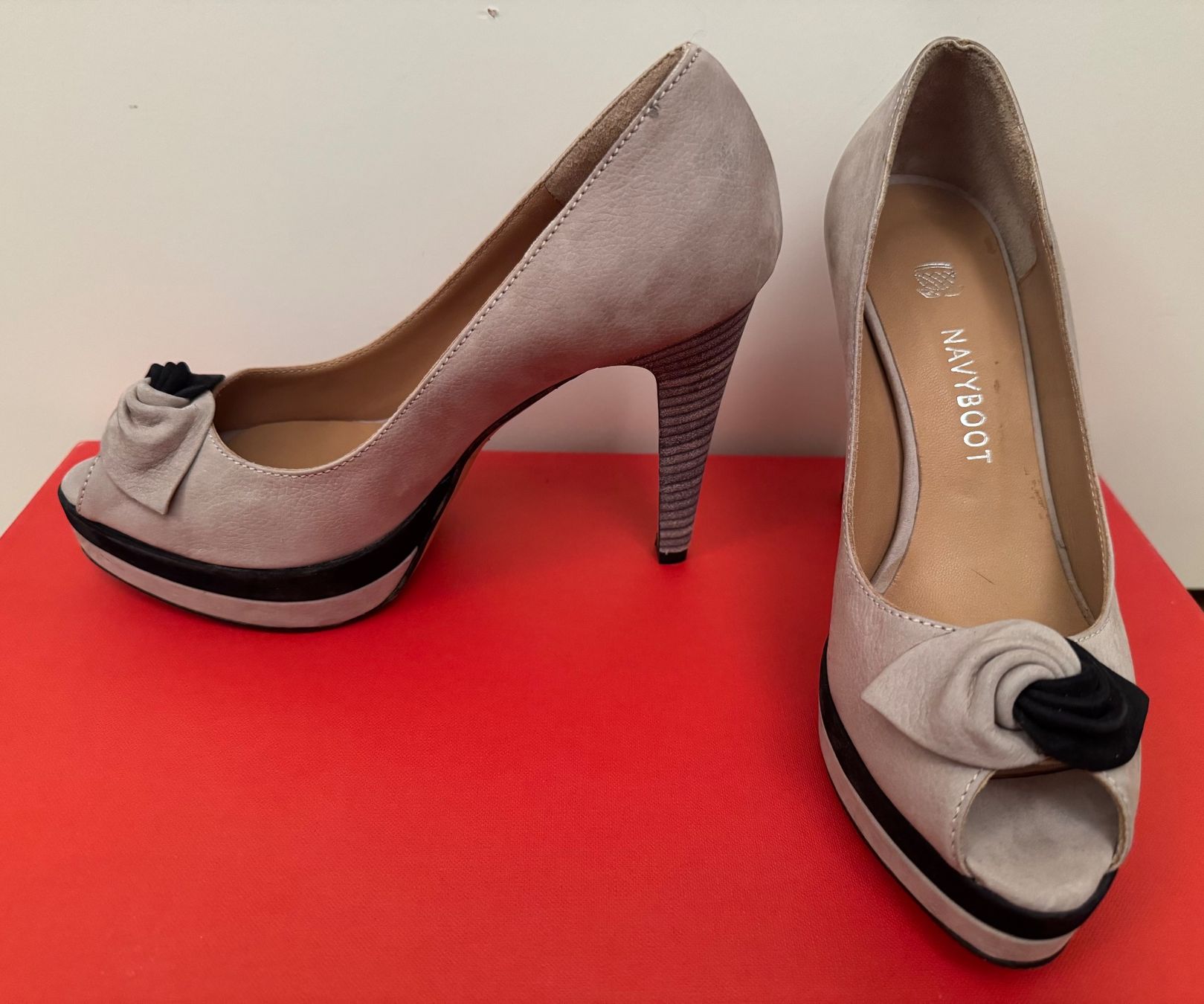 Navyboot Damenschuhe: Navy Boot Peeptoe Pumps mit Absatz, beige, Gr. 36 – Neu (gemäss Beschreibung) aus Zürich von Bertis5 2