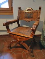 Antiker Holzstuhl mit Drachenmotiv