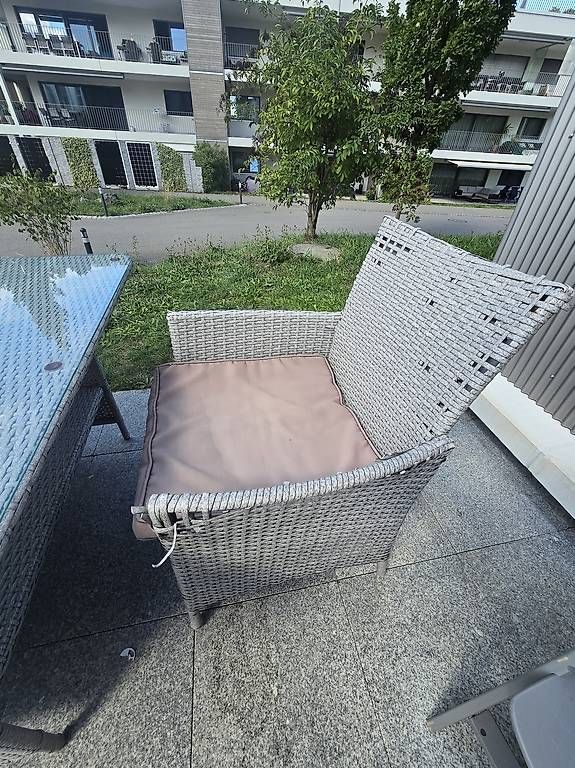 Set di tavolo e panche: Rattan Sitzplatz – Usato da Mellingen venduto da NuriMiri 2