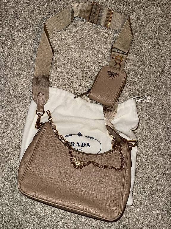 Borse da donna: Prada Re-Edition 2005 Tasche aus Saffiano Leder – Usato da Rümlang venduto da NeomiM
