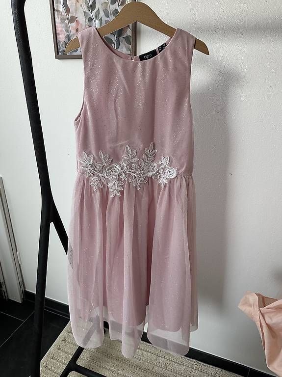 Robes et jupes: Kleid von Bonprix Grösse 146 – D'occasion à Dörflingen par Kendraa