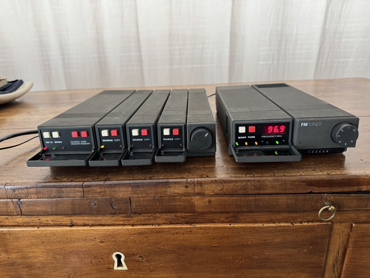 Amplificatori: Meridian Components Pre-Amp, Tuner, mit M2 Aktiv-Boxen – Usato da Küsnacht ZH venduto da Engadin_1 1