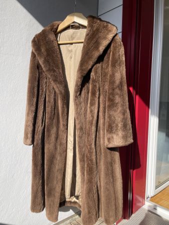 Eleganter Damenmantel aus echtem Nutria-Pelz