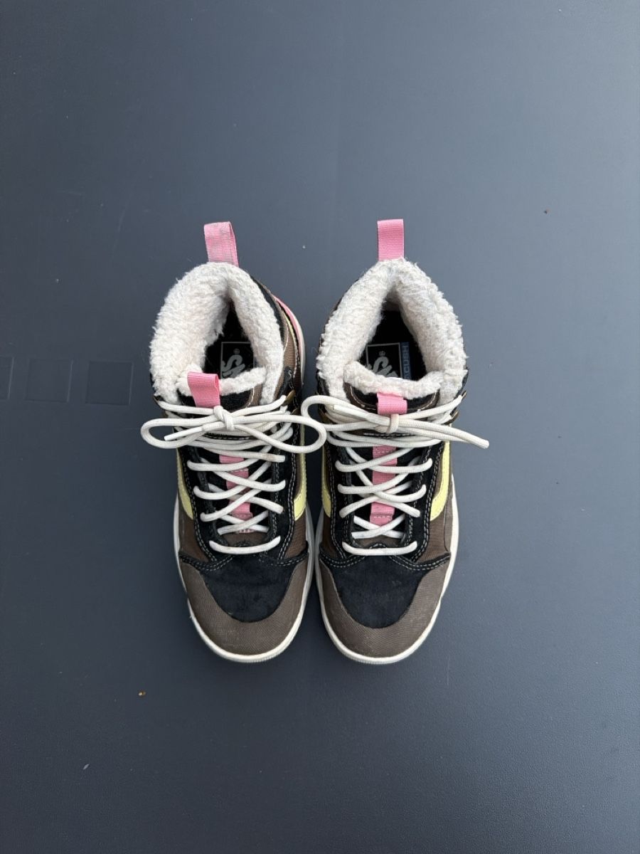 Vans Schuhe für Mädchen: Warme Vans Winter-Sneaker Gr. 38 Neuwertig – Gebraucht aus Scuol von bia_v5bz 1