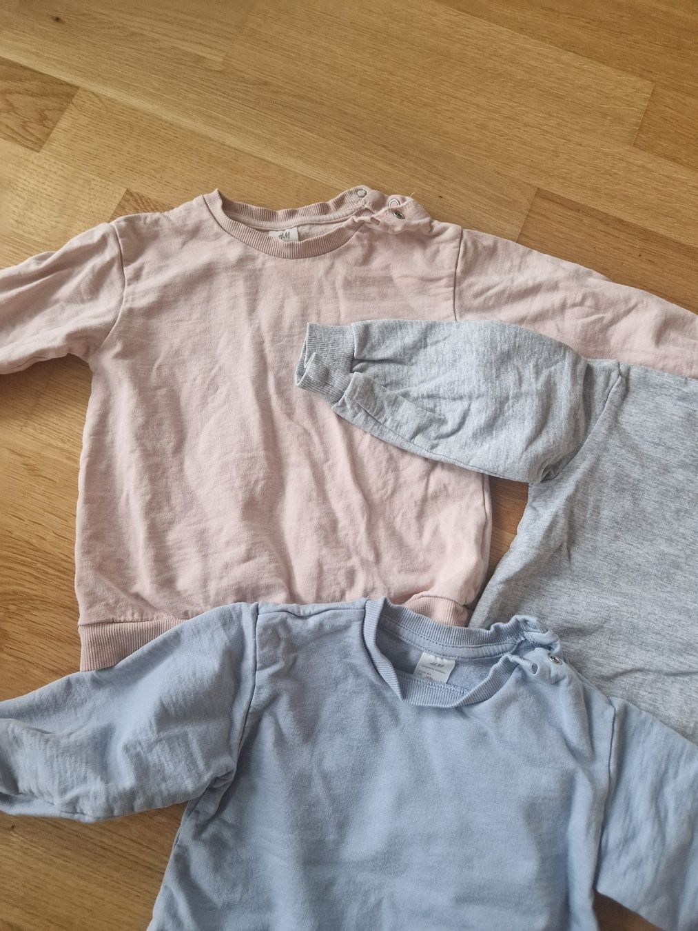 H&M Lotti & Set di vestiti: Baby - 3 Pullover - Gr 86 - Rosa/Hellblau/Grau - H&M – Usato da Reinach BL venduto da Dschinni80 1