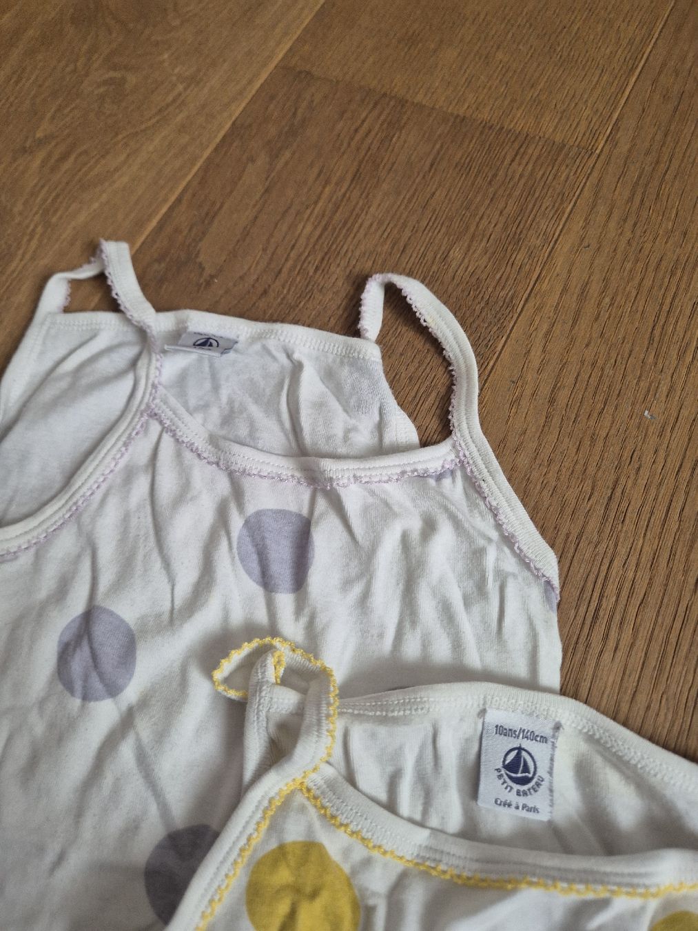 Petit Bateau Lotti & Set di vestiti: lot 2x petit bateau maechen undershirt Gr.10j – Usato da Ostermundigen venduto da Louhdezd 1