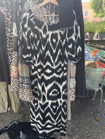 Schönes Sommerkleid mit Muster, Grösse M, Top Zustand!