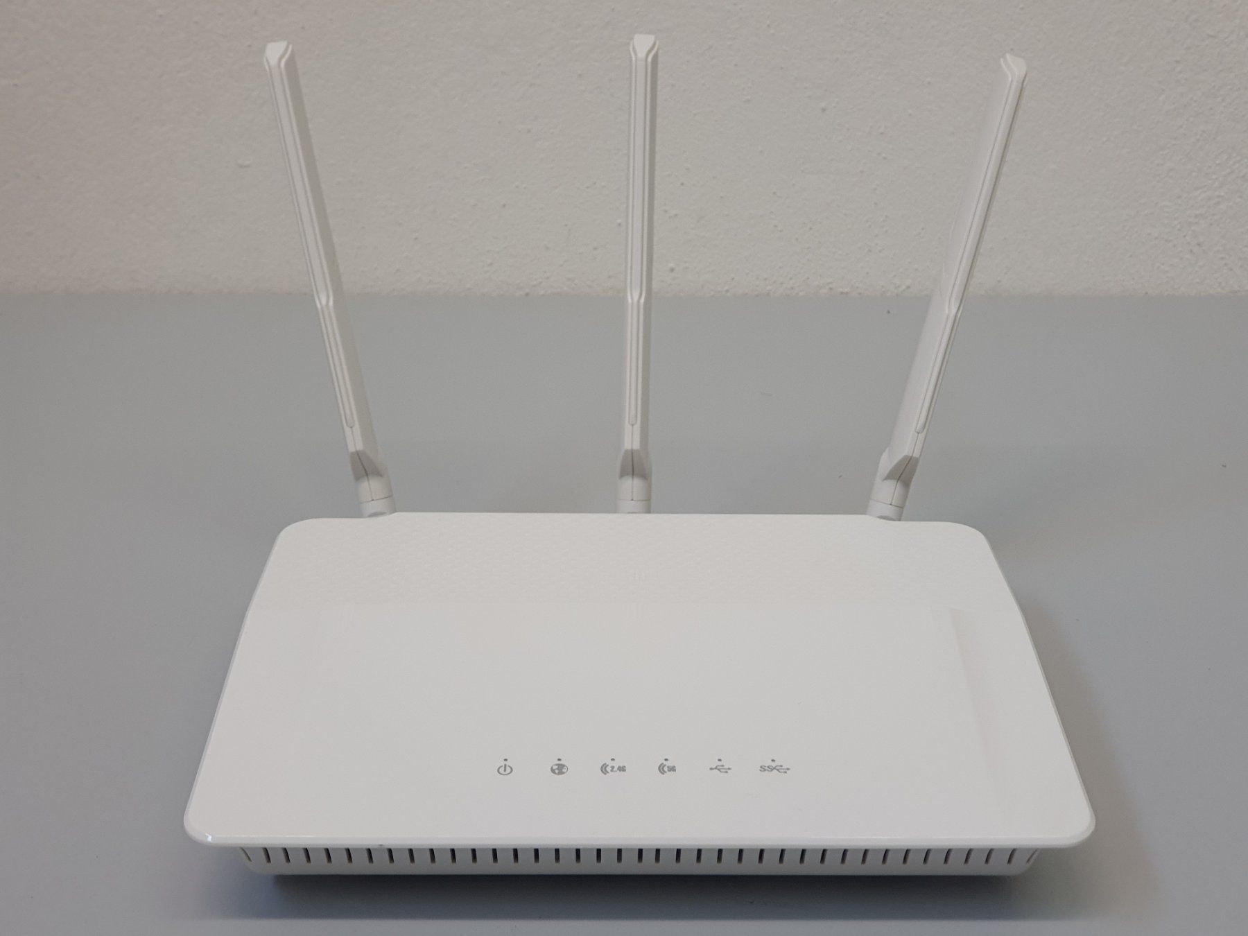 Dlink Modem & Router: D-Link DIR-880L AC WLAN Router – Usato da Hochdorf venduto da av-electronics