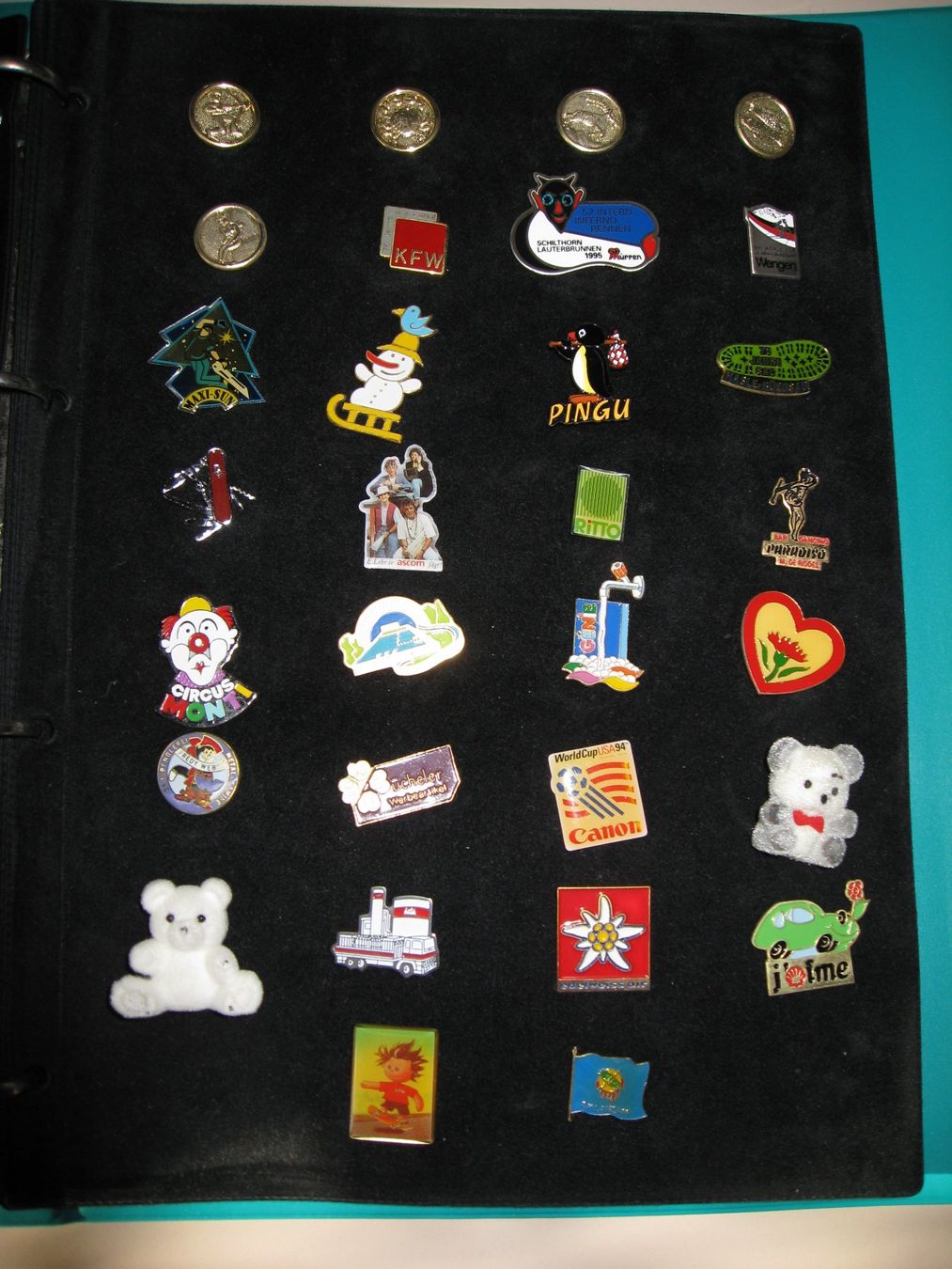 Placchette & Badge: Sammelordner mit 126 Pins – Usato da Burgdorf venduto da Crubi 4