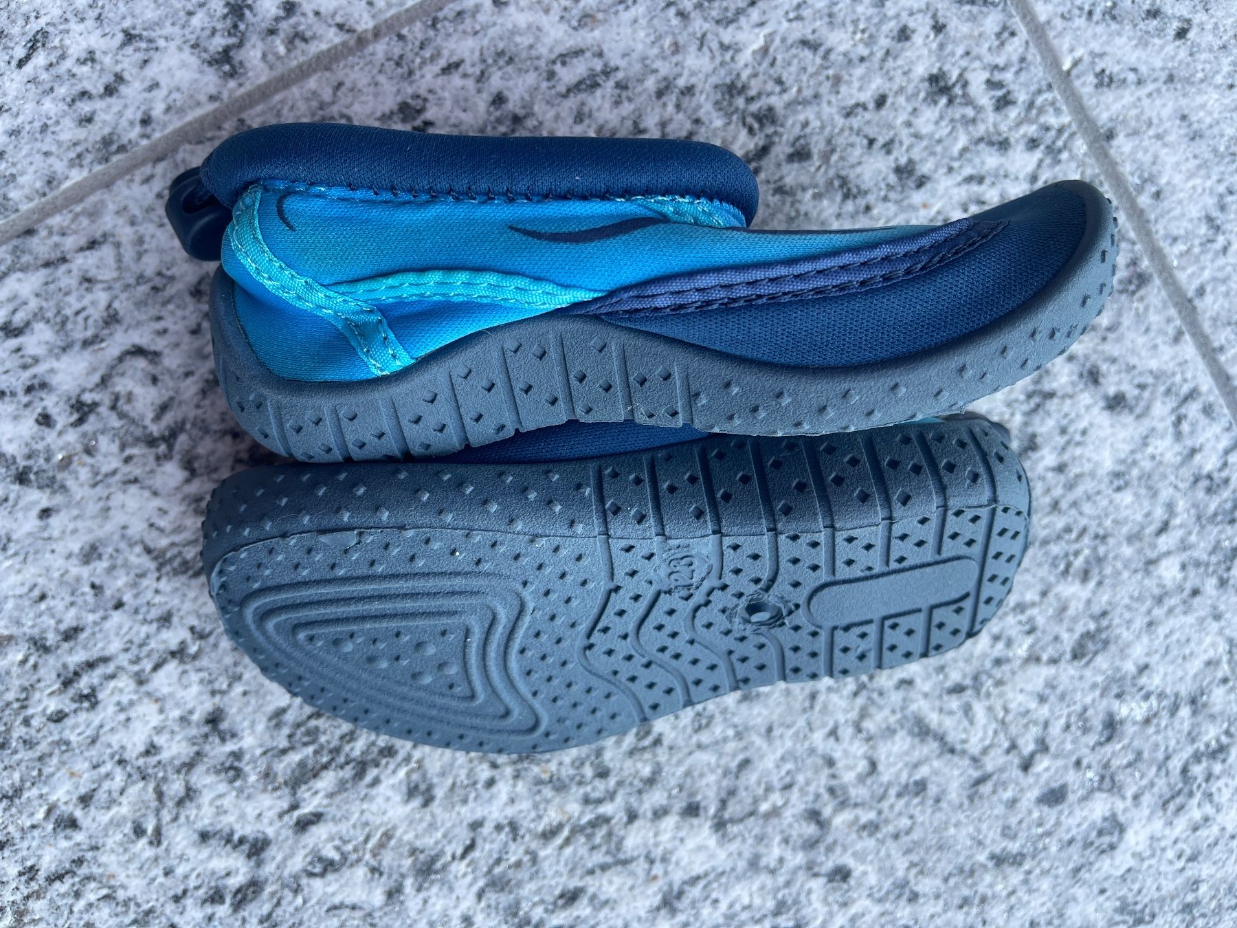 Scarpe per ragazzi: Kinder Wasserschuhe Badeschuhe Gr. 23 – Usato da Vezia venduto da lin_5s2m 2