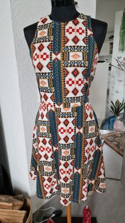 Farbenfrohes Sommerkleid von H&M