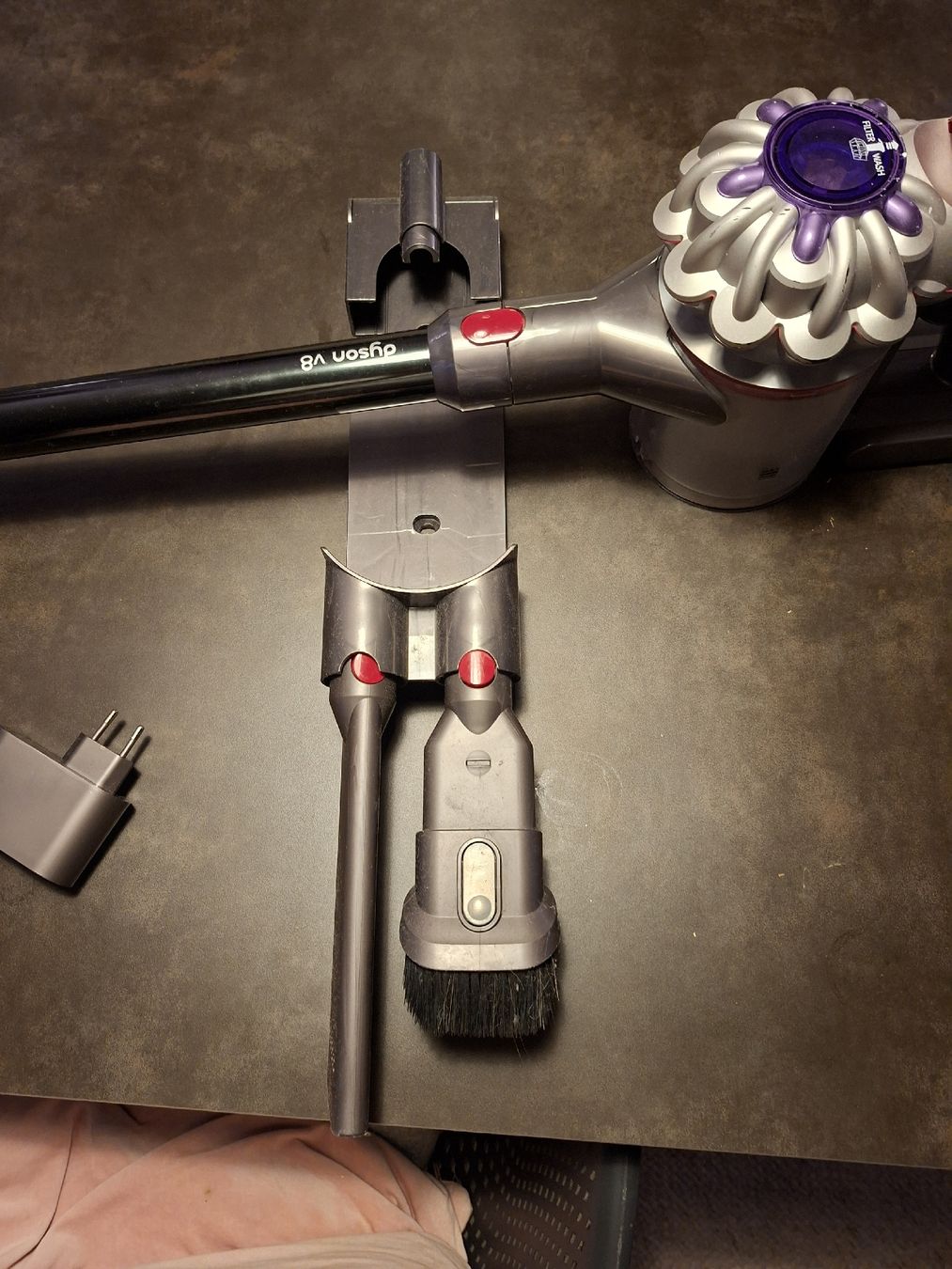 Dyson Aspirateurs & Accessoires: Dyson V8 Akku-Staubsauger evtl Defekt – Défectueux à Zürich par Mountainswiss88 1