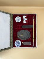 Chinesisches Kalligrafie-Set – Wenfang Sibao – im Brokatkast