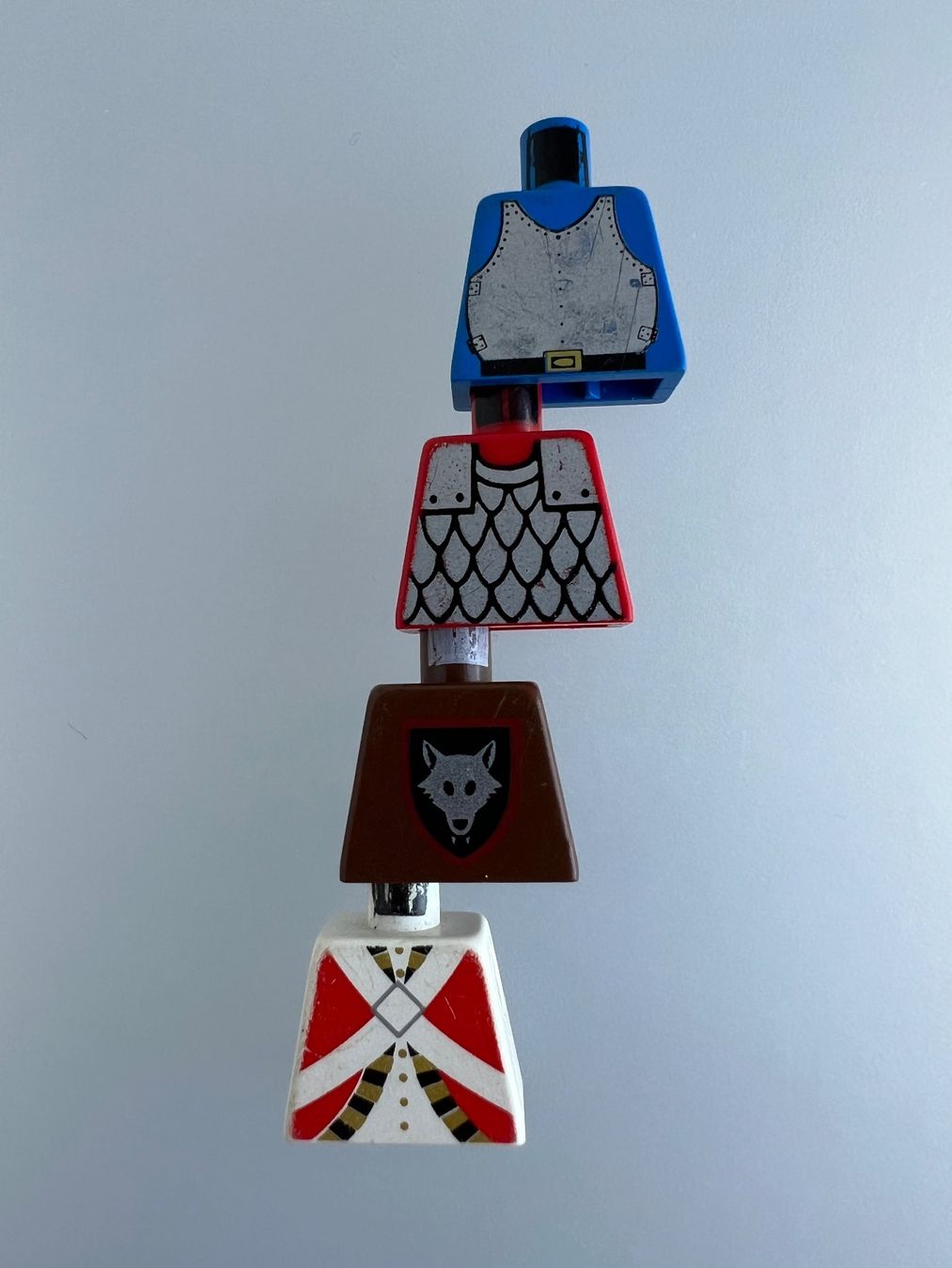 Lego Figuren: 4x LEGO Torso defekt, Caste, Rotrock – Defekt aus Uttigen von sonorsonic